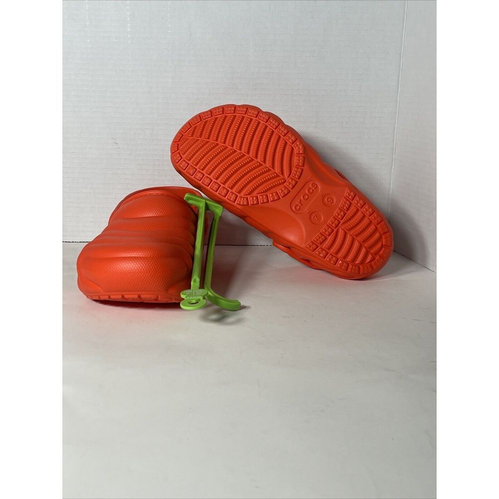 Crocs Classic Lined Overpuff Men and Women's Clog Dragon Fruit Lava White M7/W9 - Picture 3 of 5